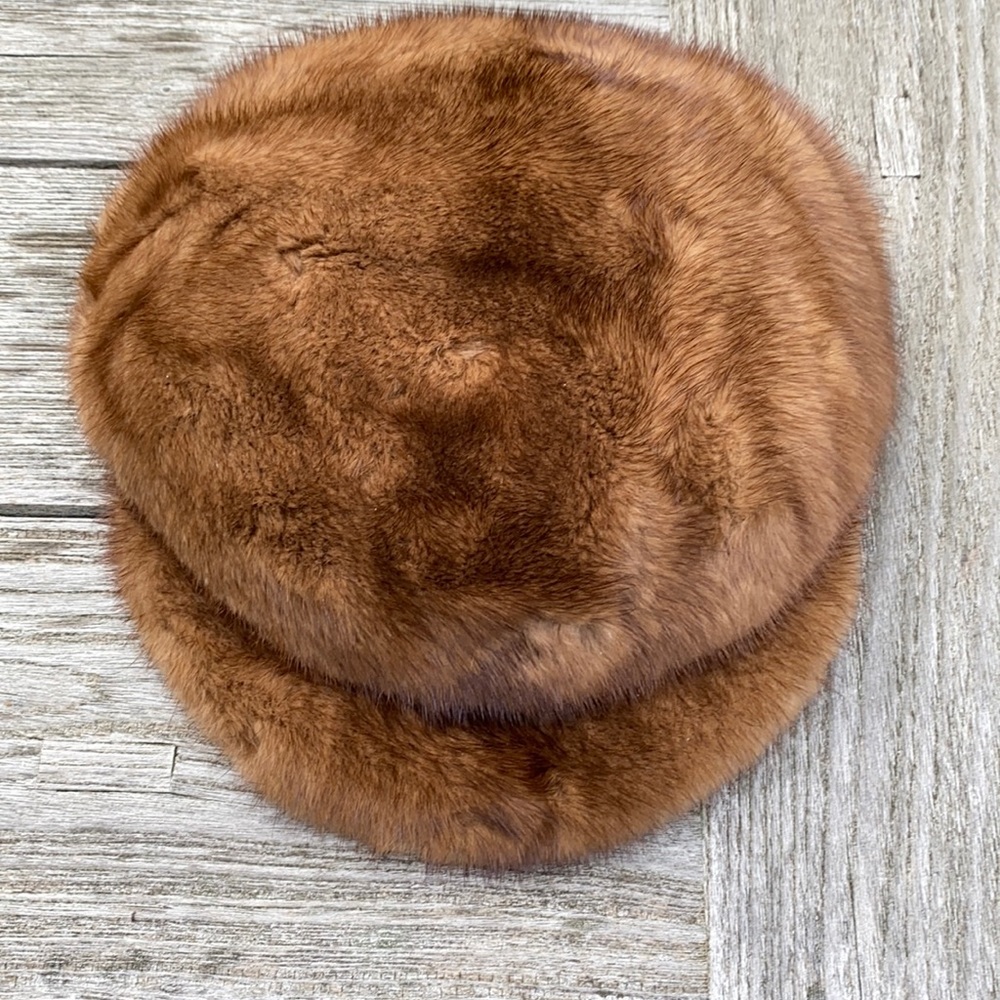 Unisex mink cap with adjustable size.